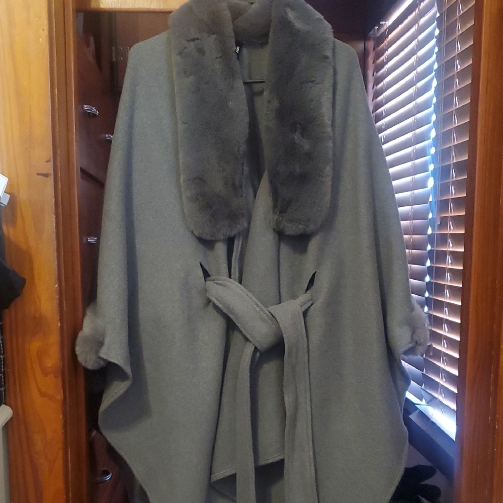 Elegant Gray Women's Cape with Faux Fur Trim